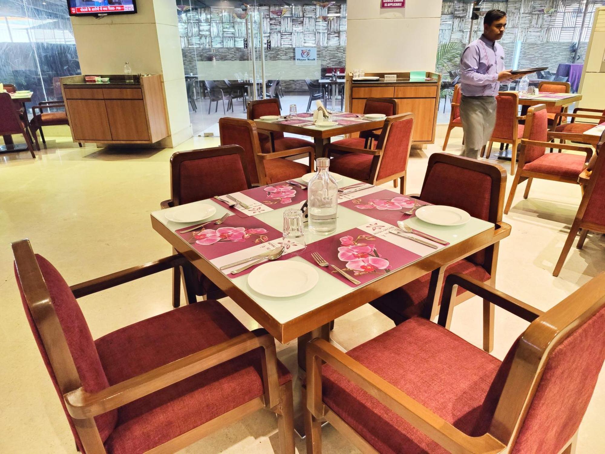 Regenta Central Grand Exotica Pimpri-Chinchwad Экстерьер фото