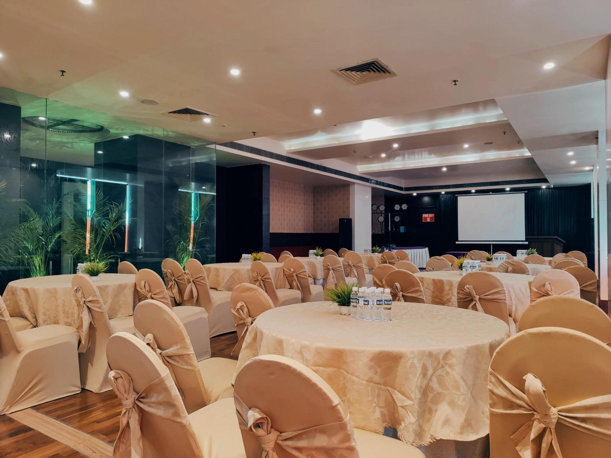 Regenta Central Grand Exotica Pimpri-Chinchwad Экстерьер фото